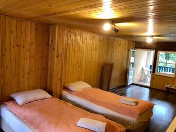 Фото номера Четырехместный номер с балконом Гостевой дом Florina Houses г. Goranovtsi 3
